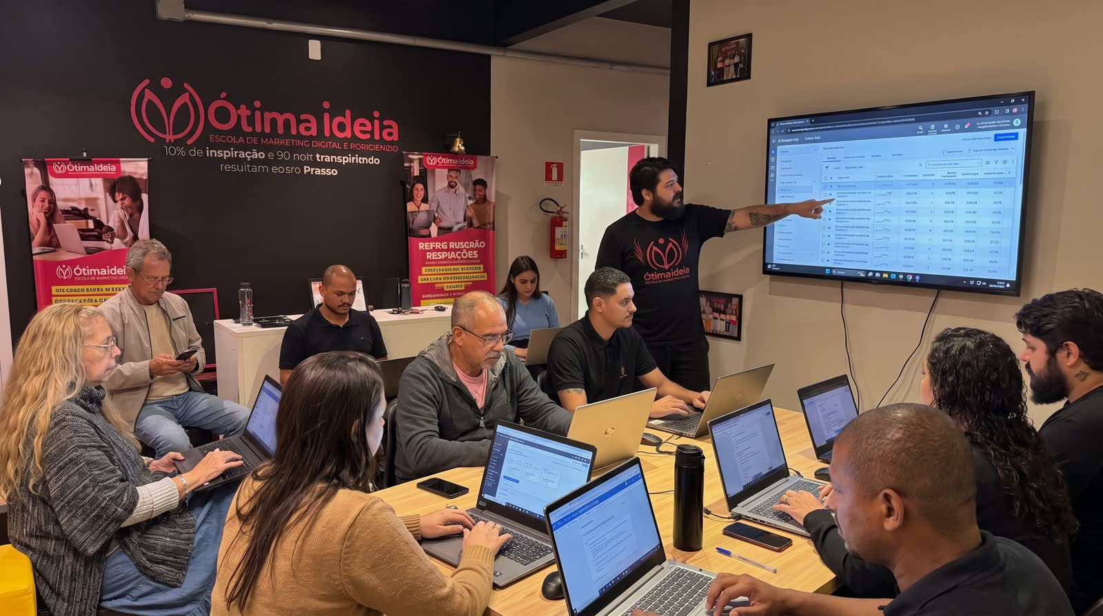 Aula prática de tráfego pago na Escola Ótima Ideia