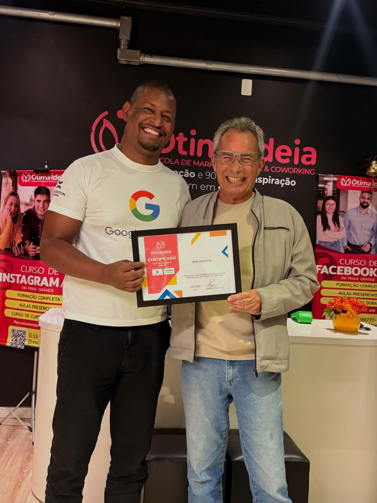 Aluna recebendo certificado